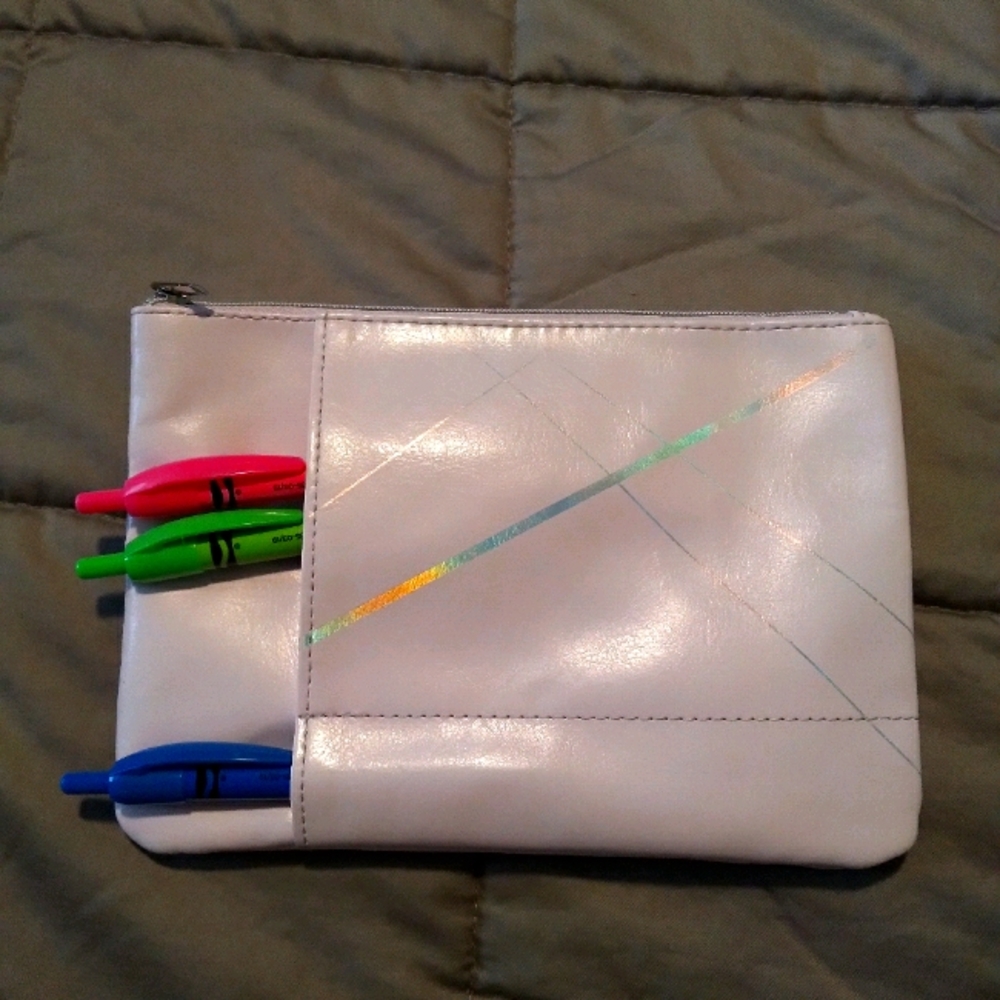 Stationary pouch